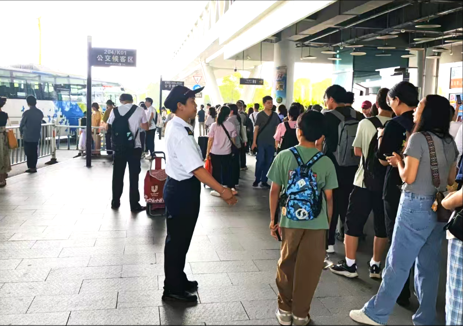 超过100,000名乘客到达并离开了，在Zhaoqing East S