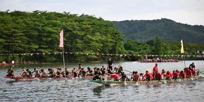  广东揭阳：赛龙舟上演水上“速度与激情”