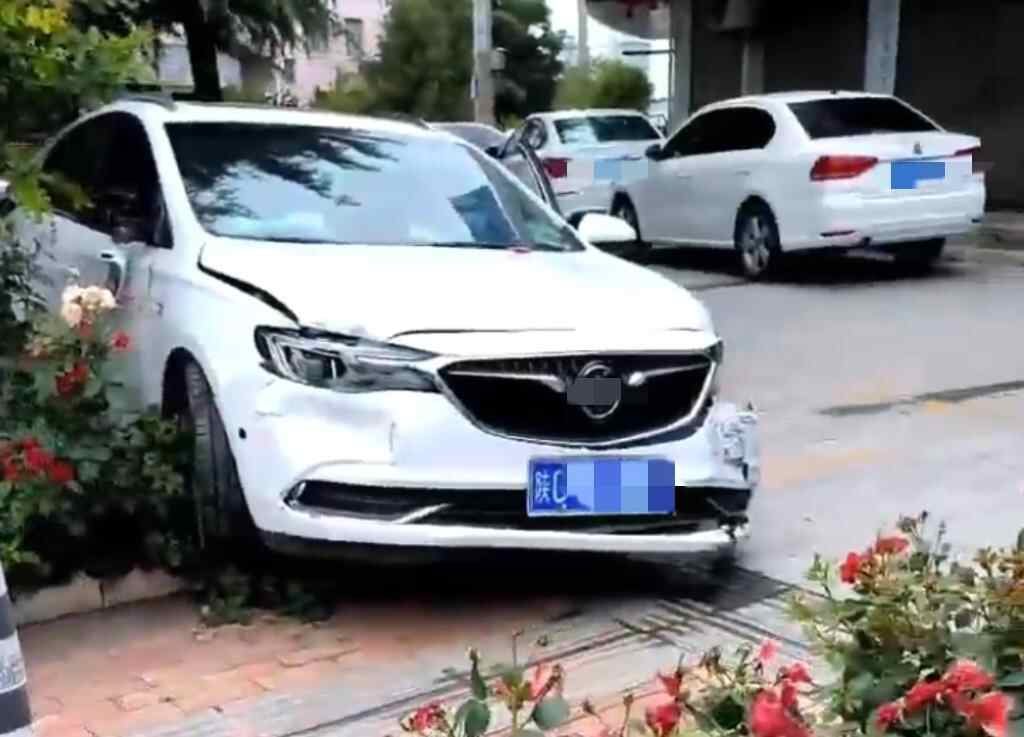 宝鸡一社区女书记当街开车追撵女子撞上电瓶车?当地回应(图3)