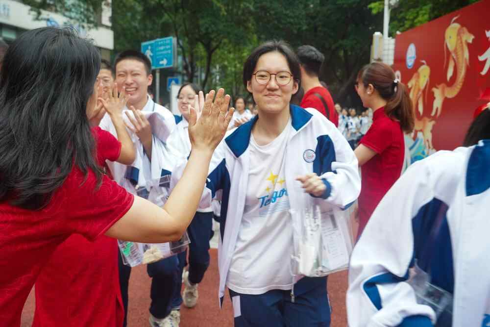 早读丨2025年高考今日开考；广州荔枝湾重现“荔枝红”<br>