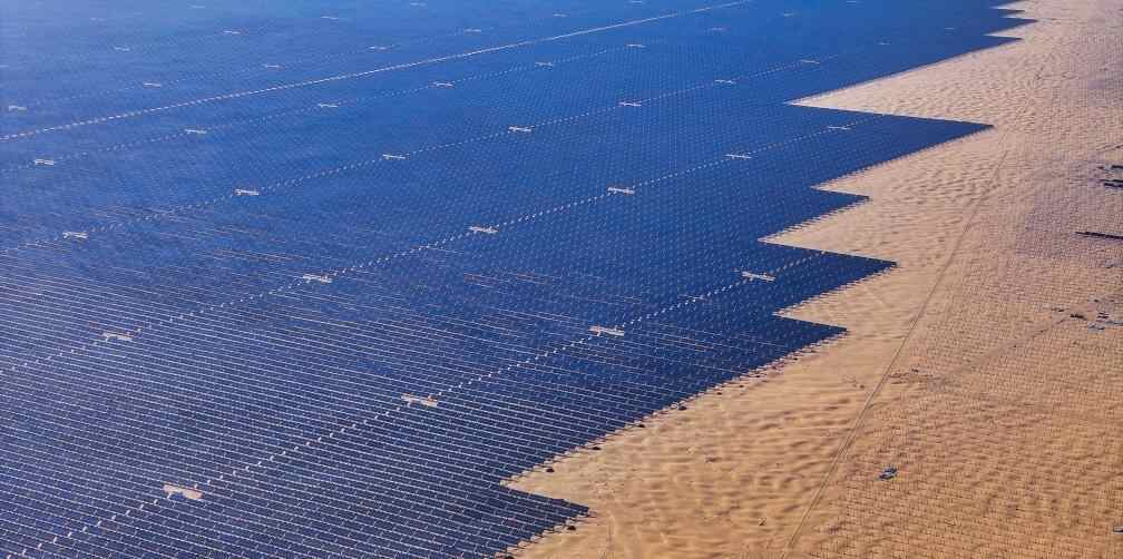  内蒙古：沙海之中建“蓝海”