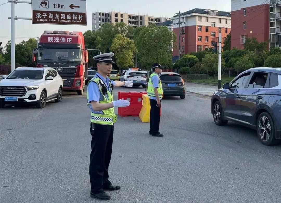 他喝醉了，开车到屋顶上超过600米。他在12天无意