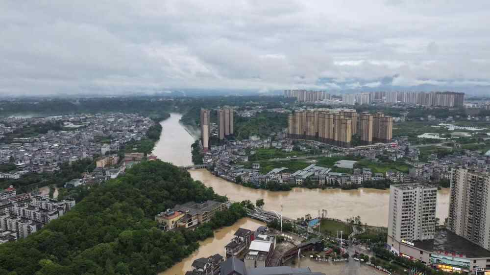 紧急转移，努力营救 - 在洪水控制的前线和救灾