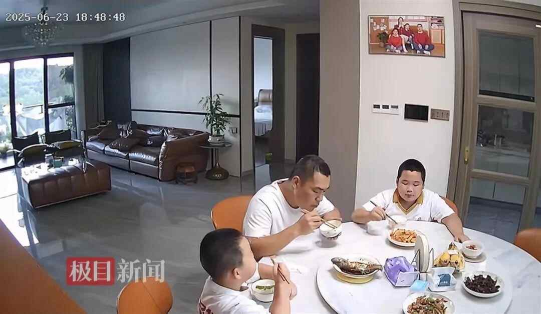 发现这个小男孩没有忘记在青年地震中展示他的