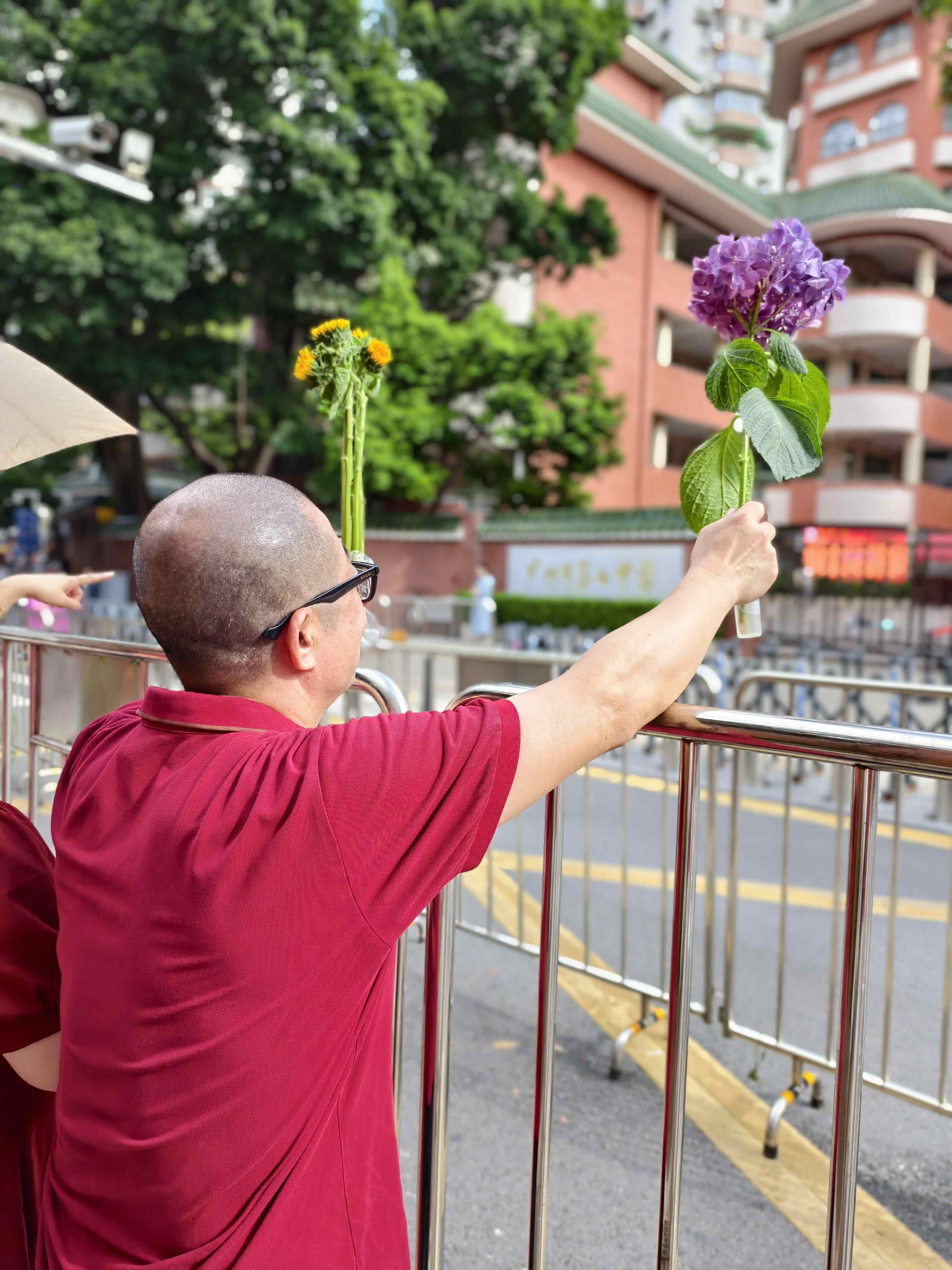 观看广州高中入学考试的第一天：139,000名平静参