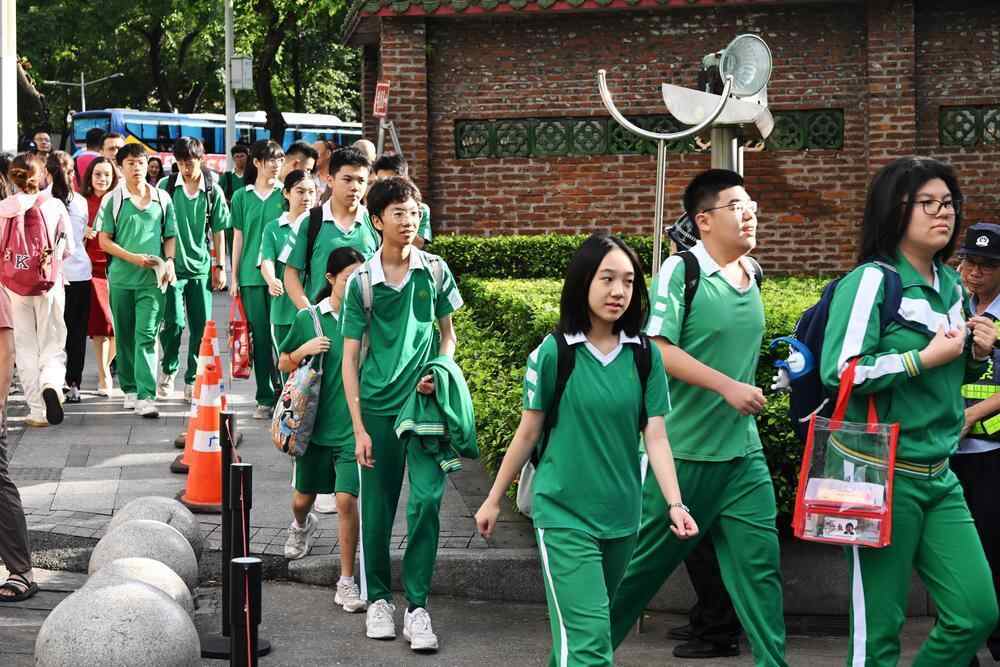 广州高中入学考试中文：这很难且充满创造力。