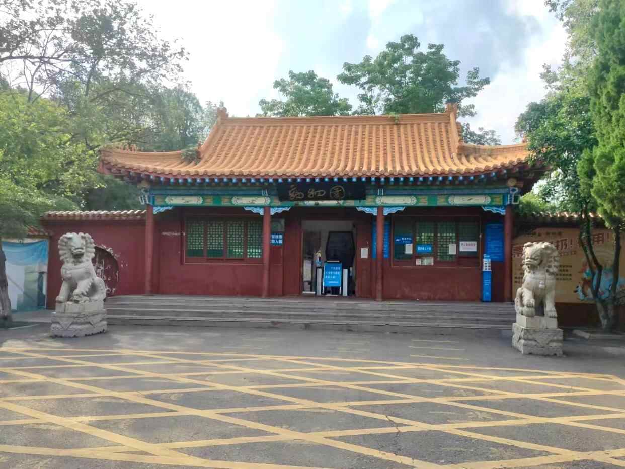 据报道，在河南的一个动物园有“收集带有个人