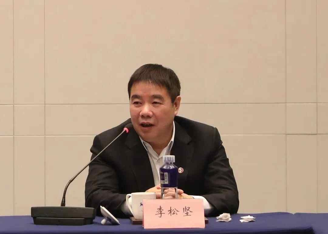 暴露于“学术大师之子”的“房地产国王”展示