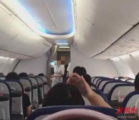 网民说，当从圭阳到兰州的航班上的机舱门被关