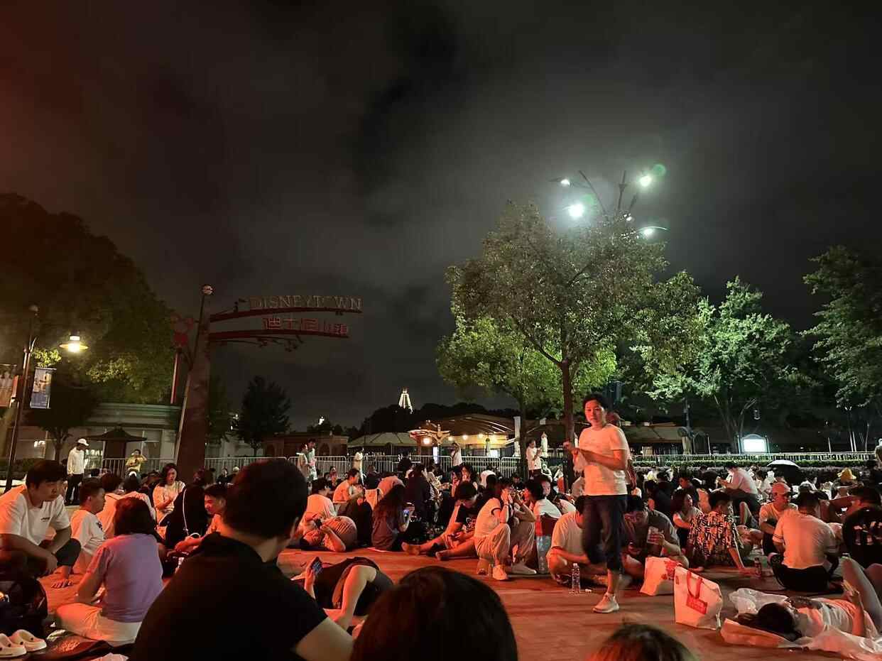 上海迪士尼的搅拌新产品：夜间购物服务14小时，