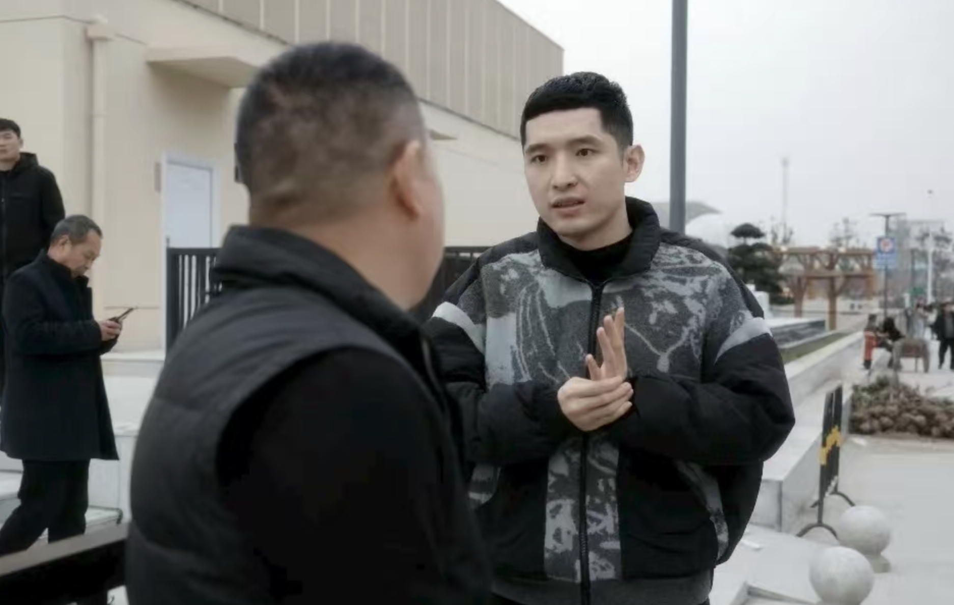 捍卫他的母亲参与帮派的基层法官因涉嫌洗钱而