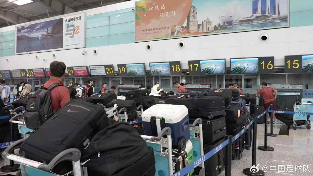 中国国家橄榄球队去了东亚杯检查140件行李，回