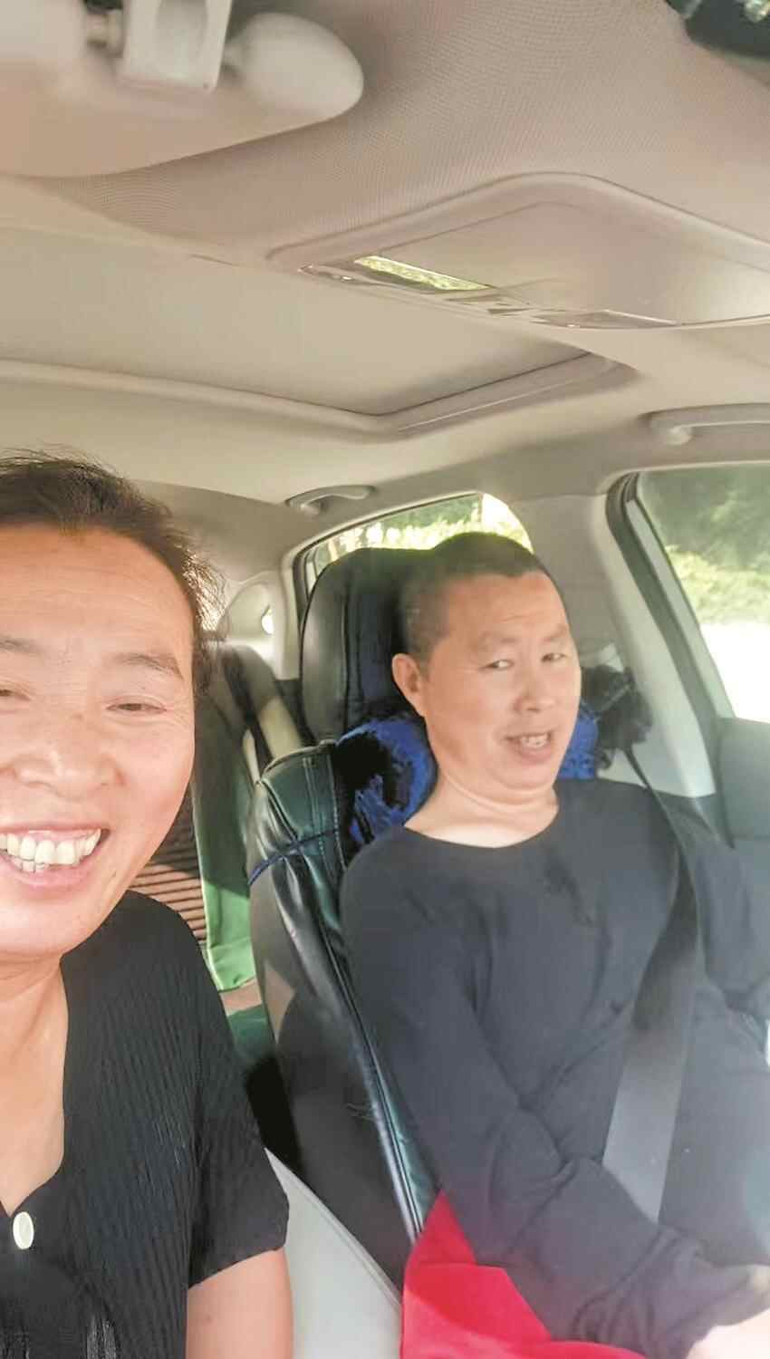 一名来自青岛的女司机带着丈夫和她的ALS一起驾