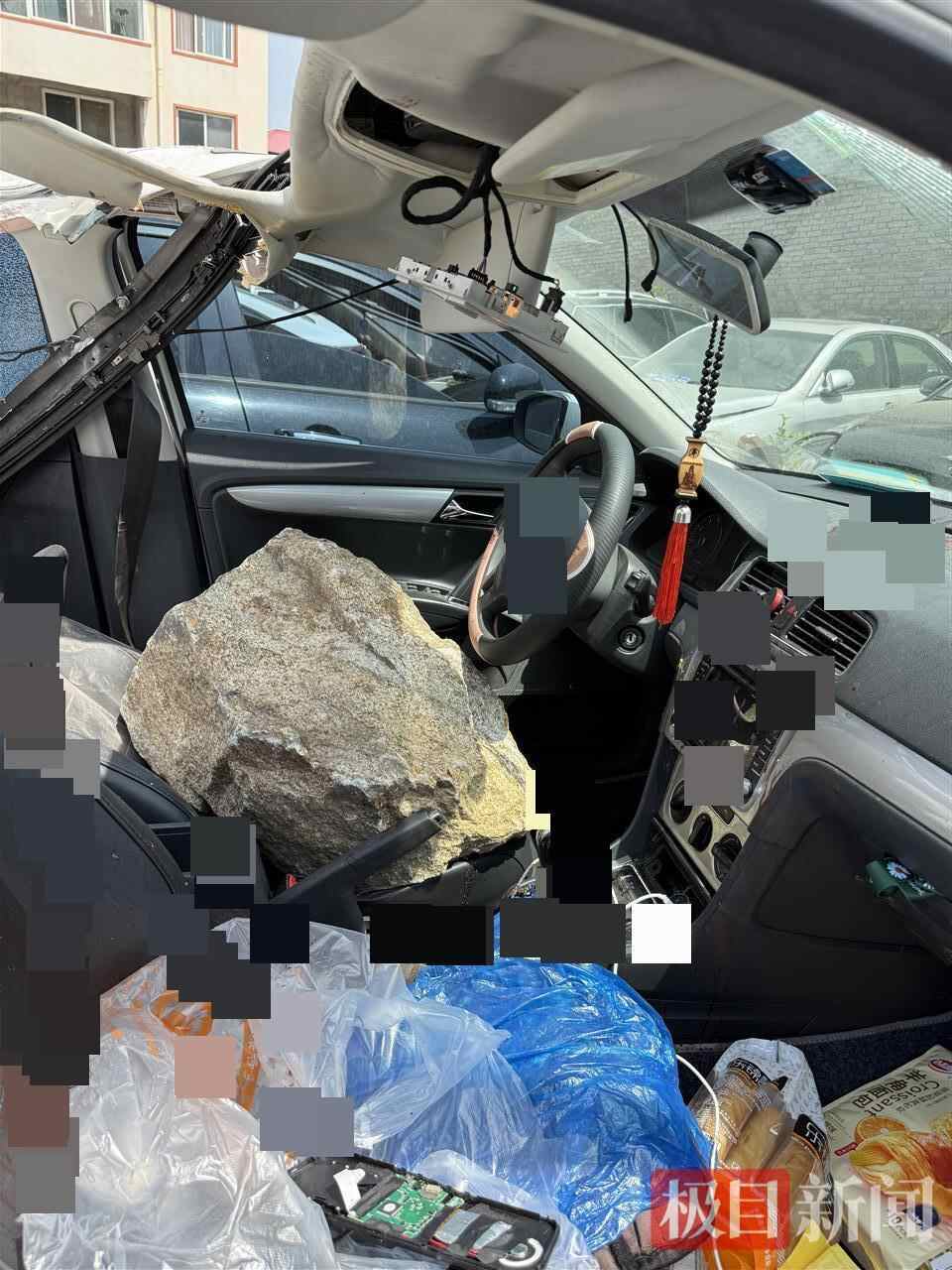 被一块石头袭击的驾驶员一家人被据称被据称是