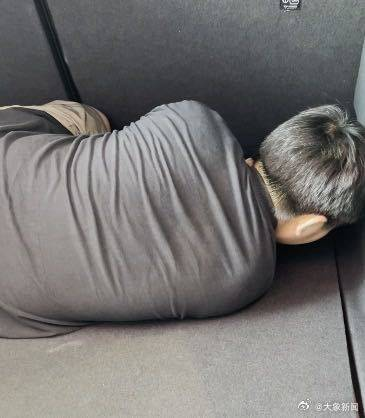 亲生父亲对孩子在树干上的馅料做出回应：孩子