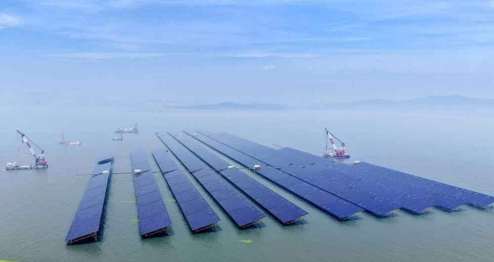 在风和海浪，春天和秋天的水果中骑行 - 中国的