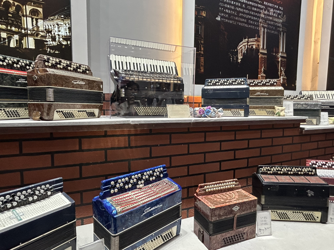 成千上万的手风琴演奏丝绸之路的光荣章节 - 该