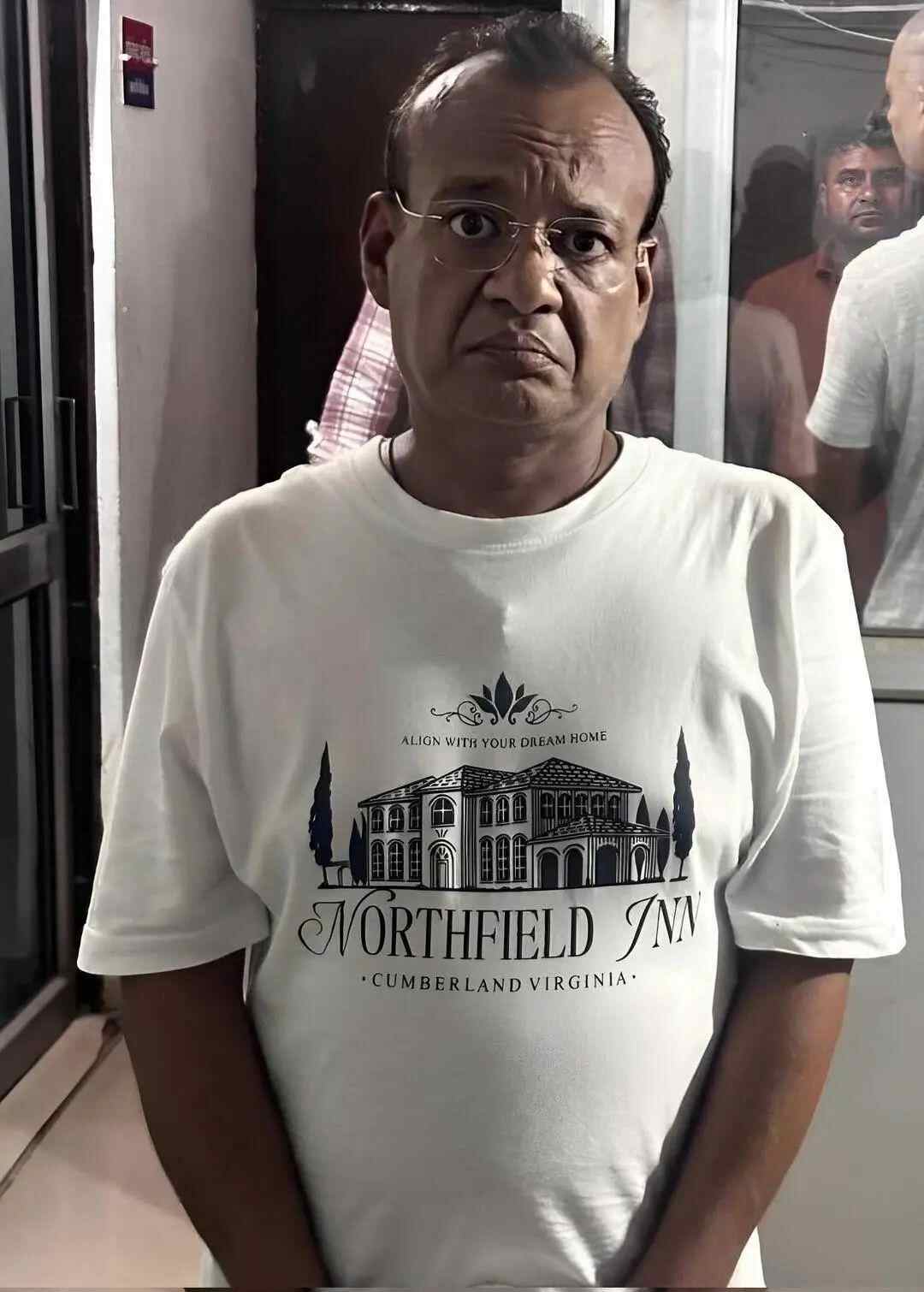 这位印度人称自己为“大使”，并在过去的10年中