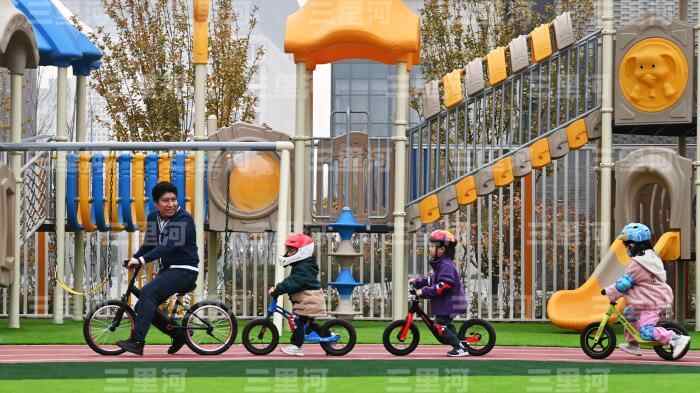 免费的学龄前教育采取了主要步骤，并加速了对