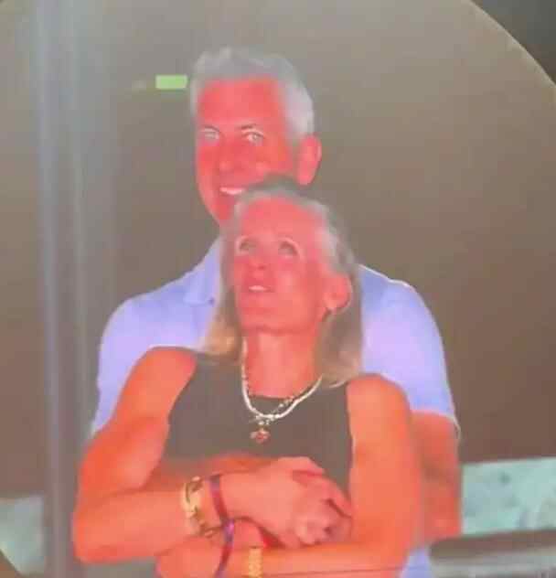 男性主角提出了酷玩：摧毁生命