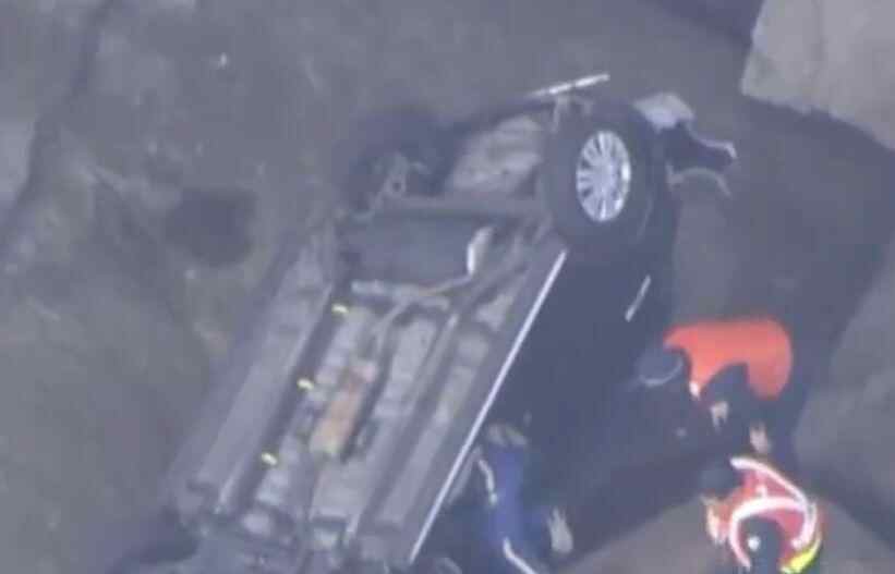 这位日本妇女从30米的悬崖开车从海啸中逃脱