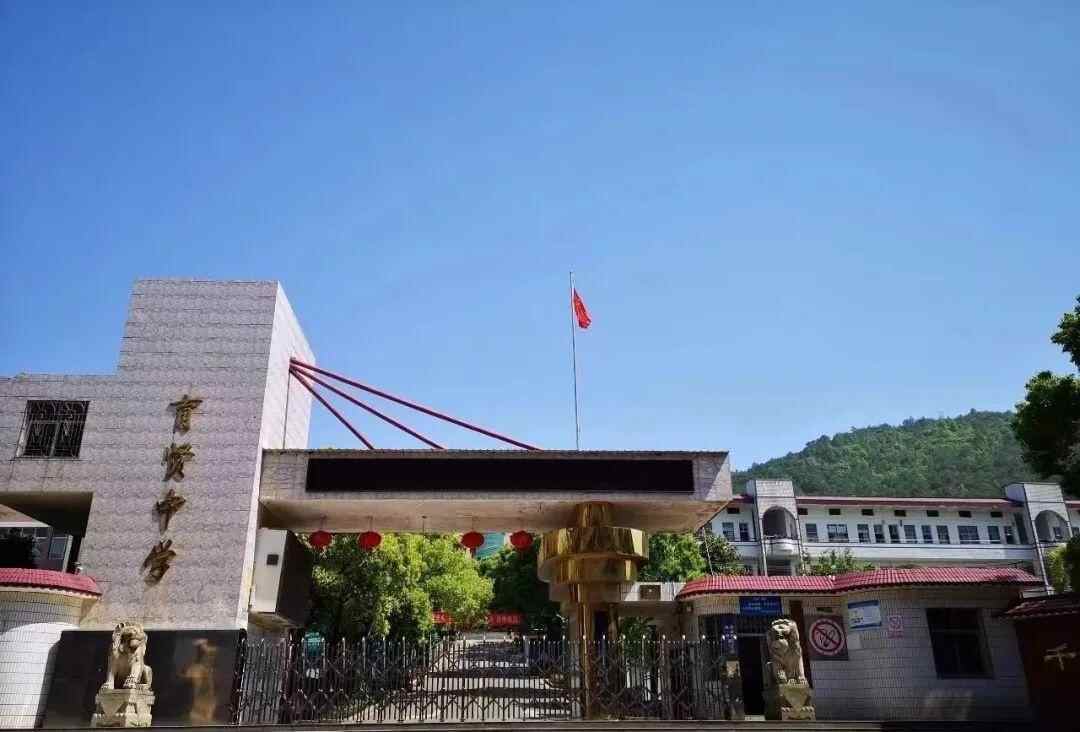 该县贫困省的一所中央学校花费了121万，改变了