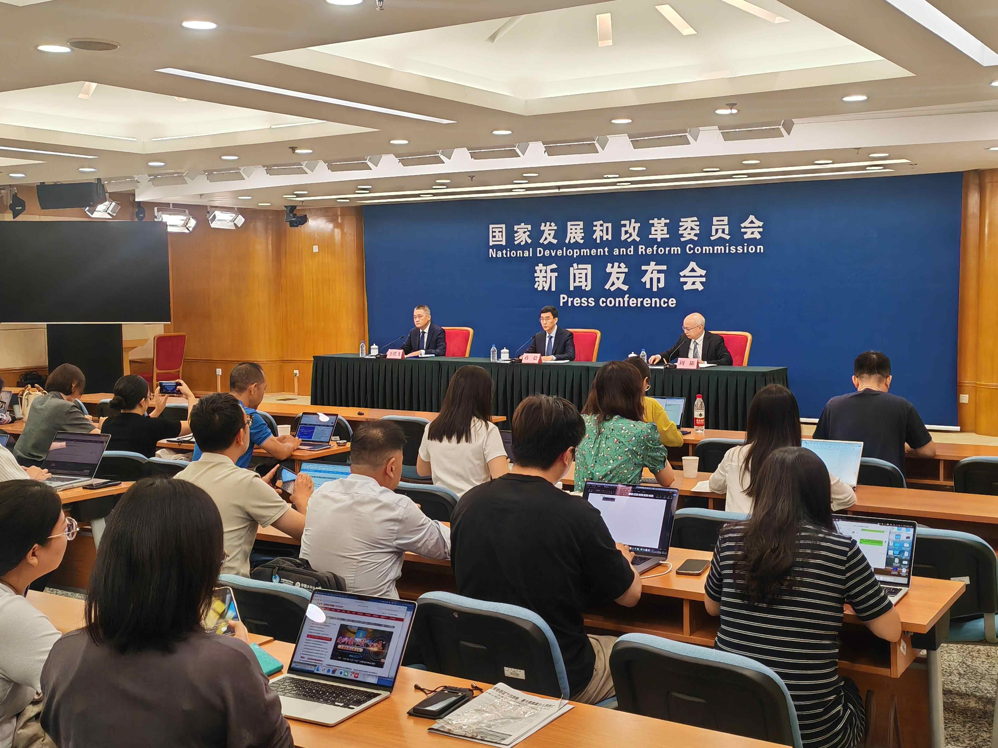 最近，许多国际机构今年提高了对我国经济增长