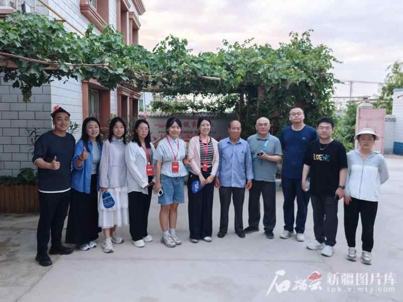 新疆发展图片的图画：烟花和人类斗争