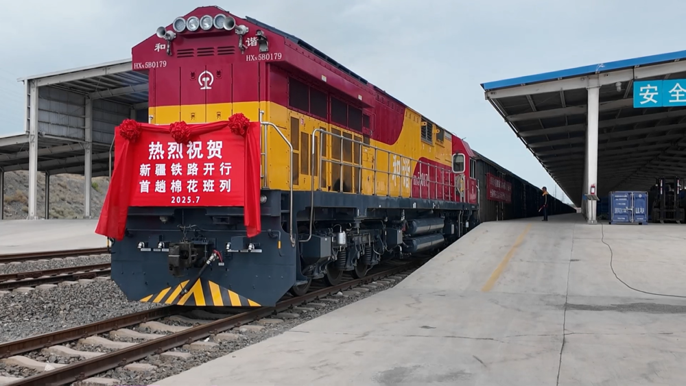 新疆推出了第一列棉花火车