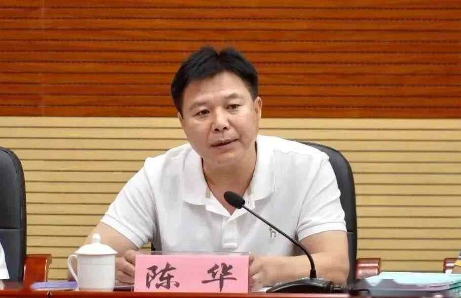 县党秘书坚持要求启动旅游项目的决定，浪费了