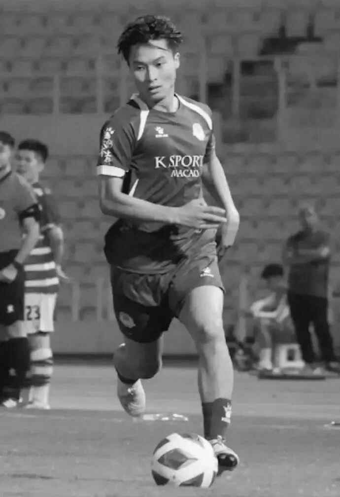 澳门足球运动员Wu Liting在20岁的车祸中死亡。