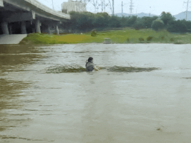 “这是警察的叔叔。你可以相信。”