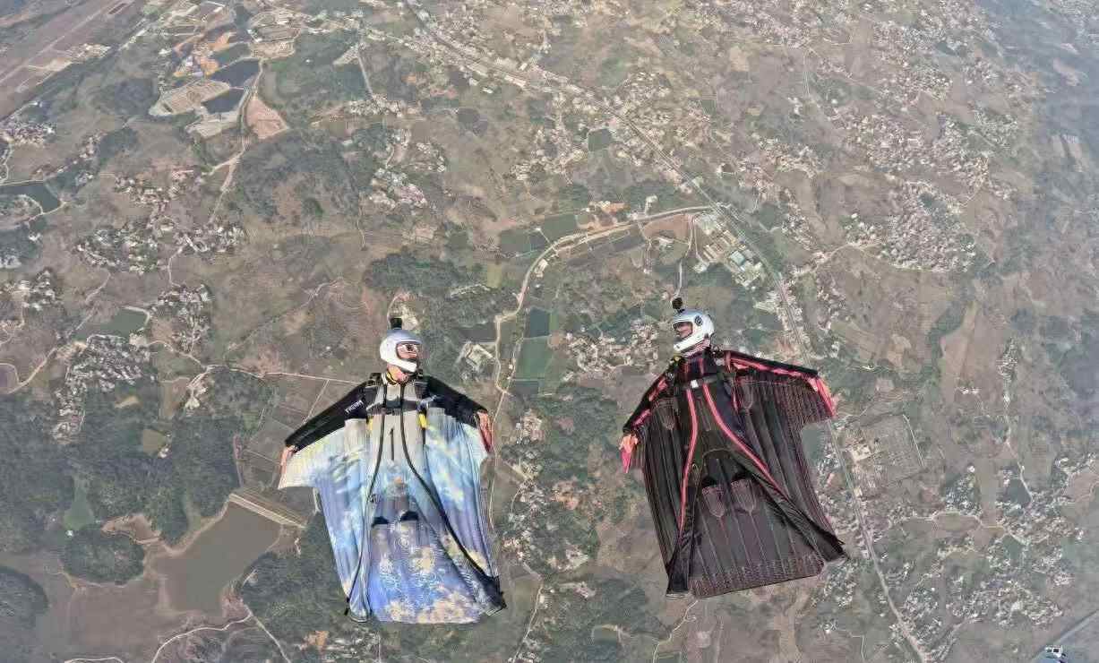 一名25岁的机翼套装飞行员在撞到石墙后死亡。朋