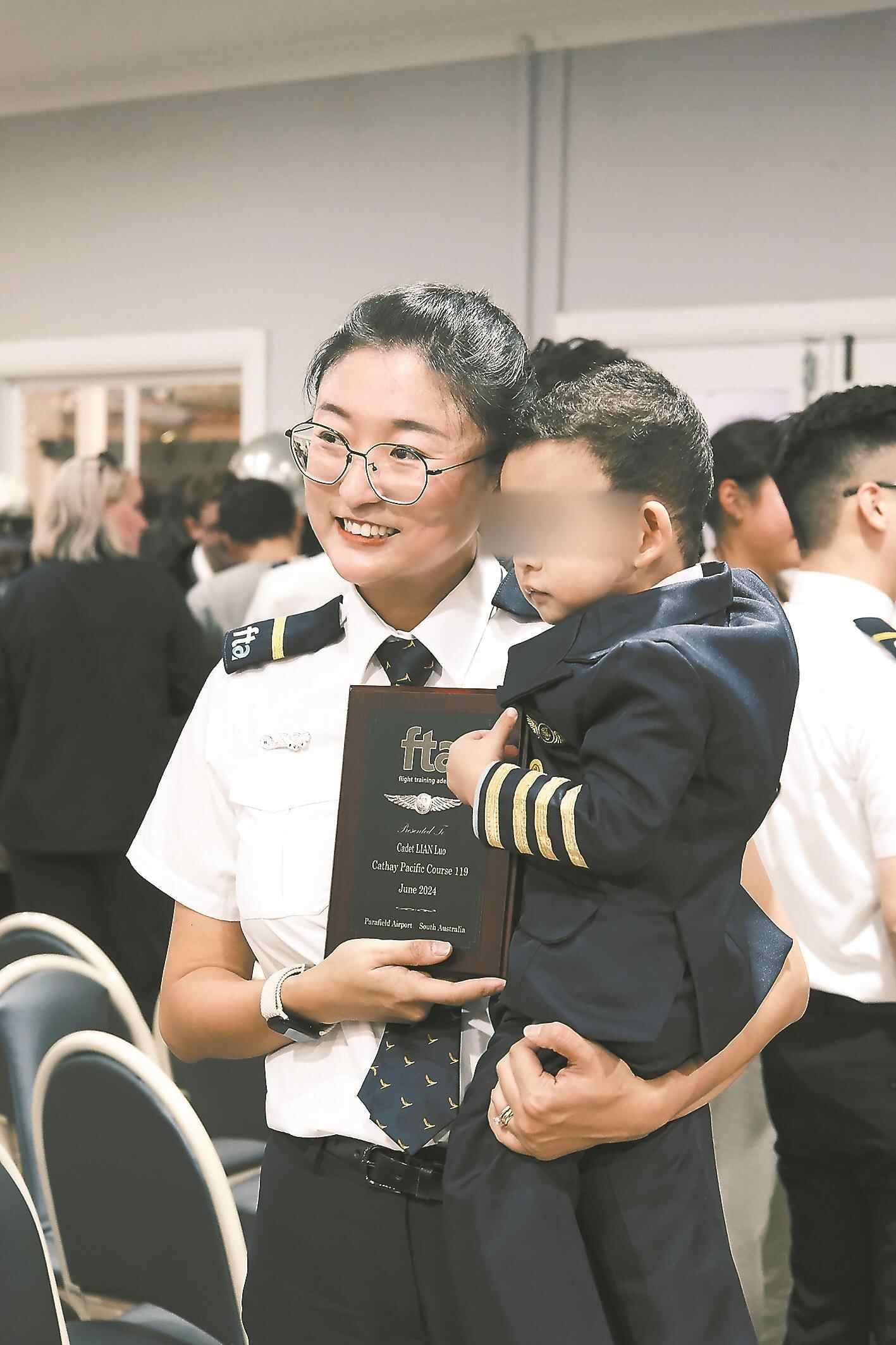 从一名文科学生（一名空姐）到飞行员，他飞行