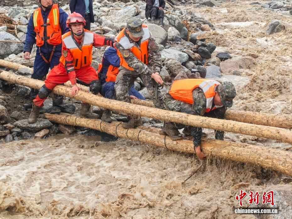 甘苏的兰州突然发生了山流。武装警察的甘西军