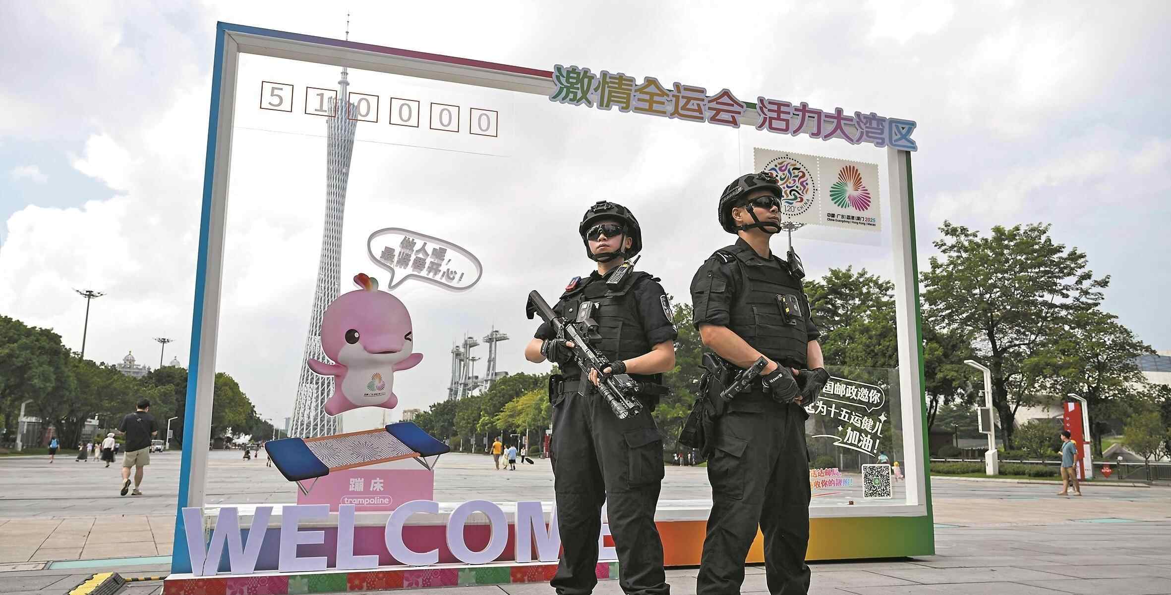 广州特警携电子警犬亮相街头巡逻 十五运会安保已就绪