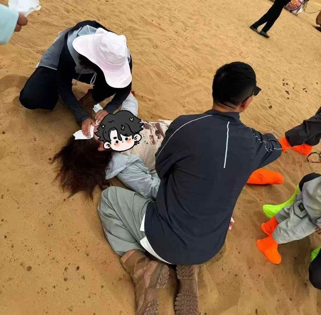 母子掉进了骆驼，受伤了。这对夫妇站起来赞扬