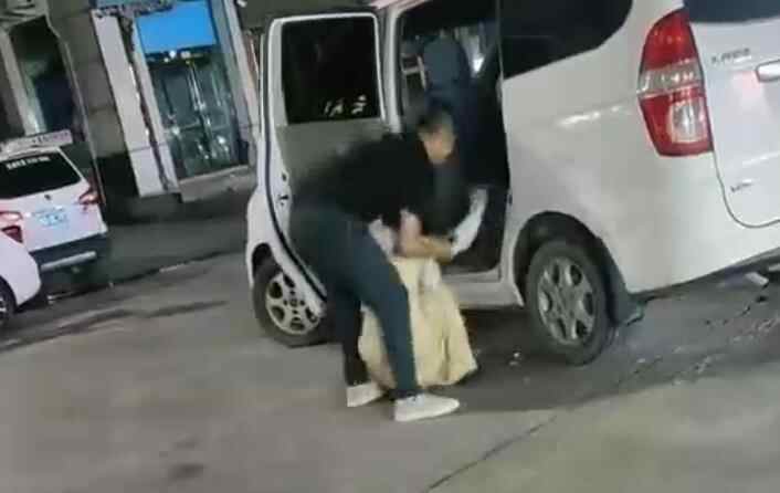 当她不想回家时，这个女孩被父亲殴打并踢了。