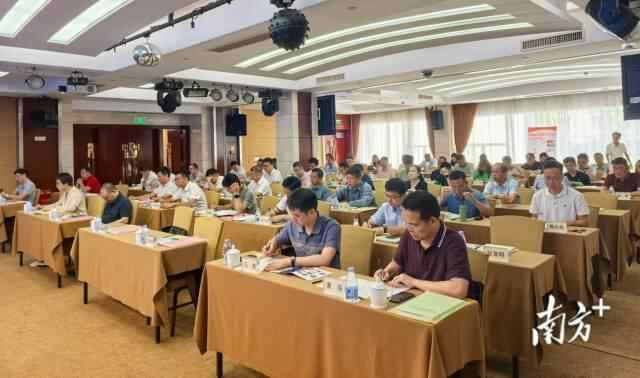 在纸上打完整地播放“打开跑步”中心的门，“