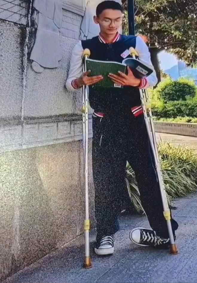 当入院信时，Liangshan的“有拐杖的男孩”去世了