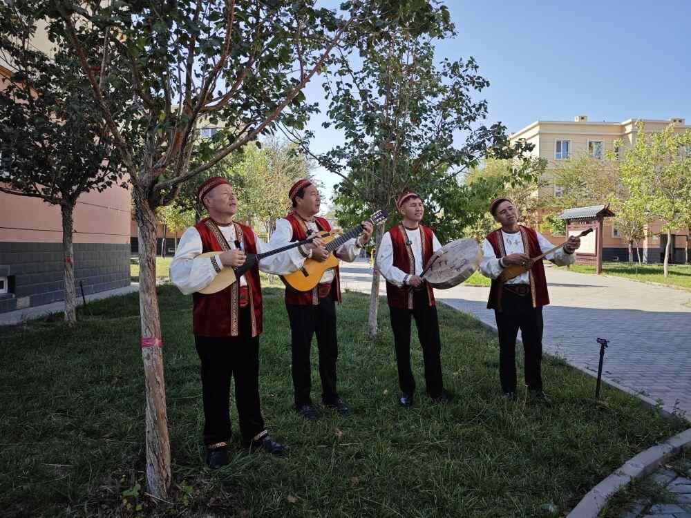 功能：达汉艺术和艺术演唱了对新疆的援助热情