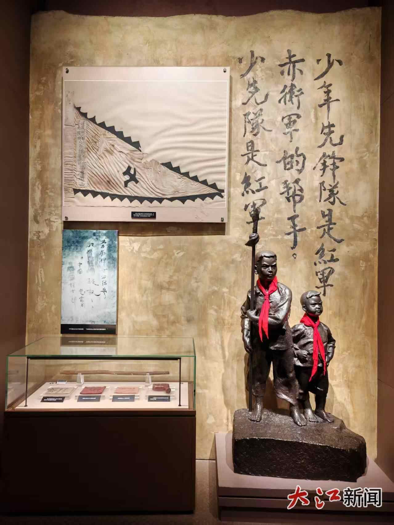 为“小英雄”雕塑戴红色围巾的年轻人，我们正