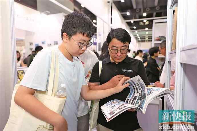 2025年南部书节的许多著名学者举行了演讲。 Li