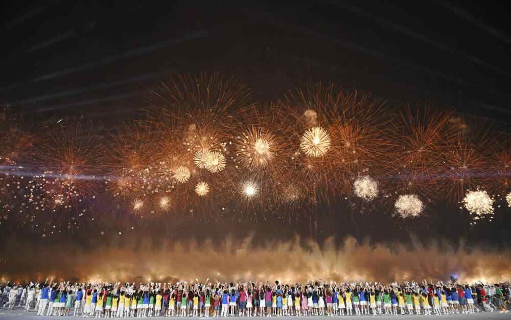 一起绘制世界命运的新章节，并在结束第十二届