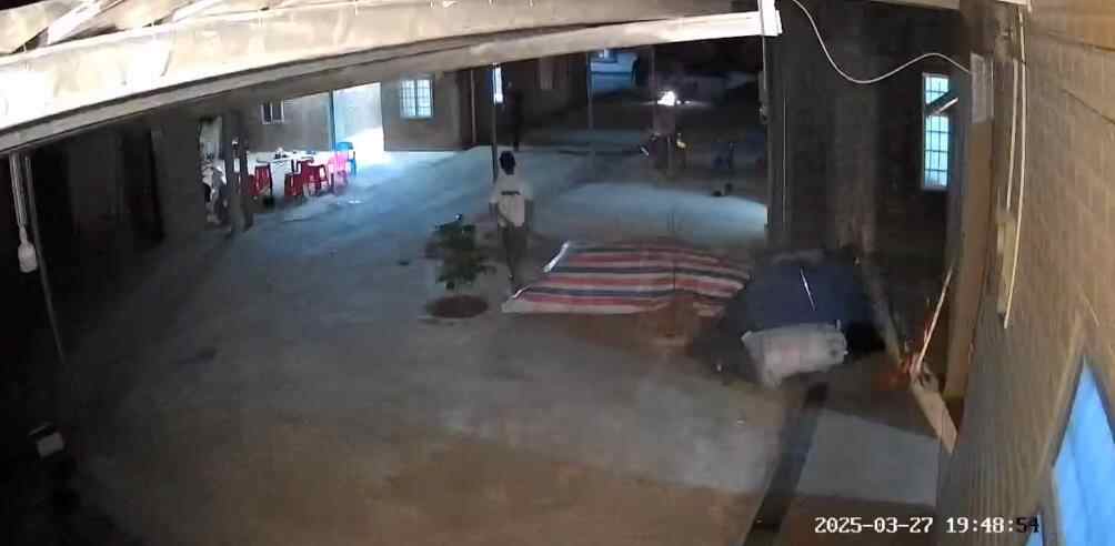 举行了“一个把婴儿带到父母家被杀死的女人”