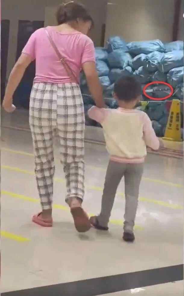 “云南一个3岁的女孩正在冷静地寻找医疗”，引