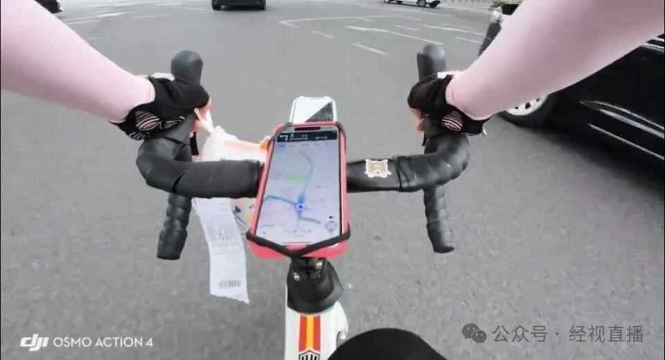 一名28岁的妇女在道路上跑了10，000元的汽车，可