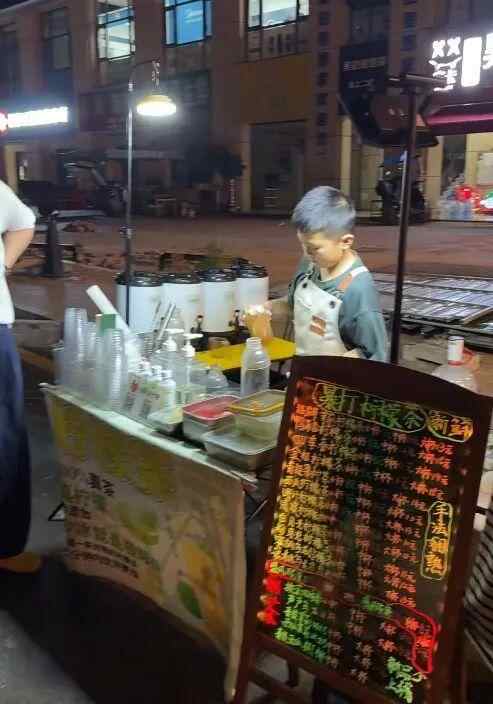 小学生每月赚取4,000元人民币，当时摊位在TAG -