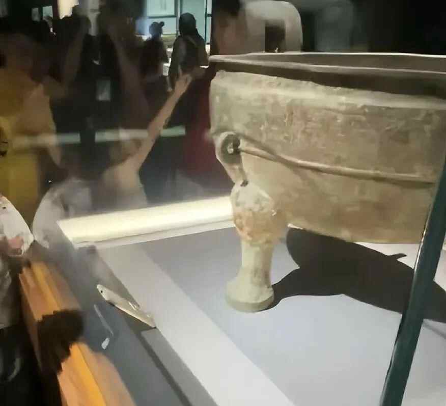 手机真的出现在铜显示柜上吗？山西博物馆回应