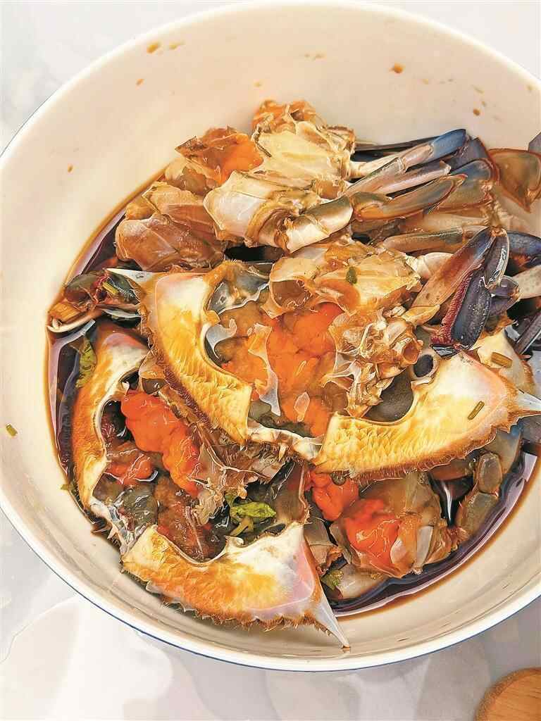 一个三口的家庭吃新鲜食物，并患有肝氟化物。